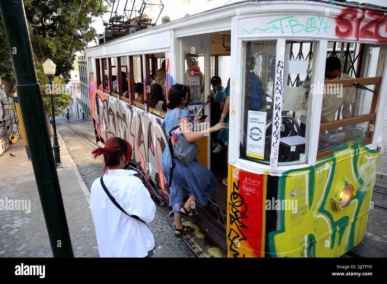 Lissabon, Portugal. 27.. Juli 2022. Touristen steigen am 27. Juli 2022 in Lissabon, Portugal, in eine Straßenbahn ein. (Bild: © Pedro Fiuza/ZUMA Press Wire) Stockfoto