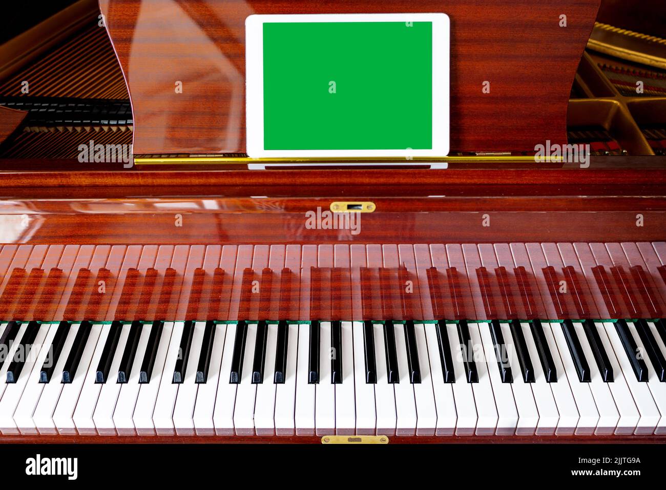 Auf dem Klavier befindet sich eine Tafel mit einem leeren Feld, Chroma-Taste. Musikfestival-Mockup Stockfoto