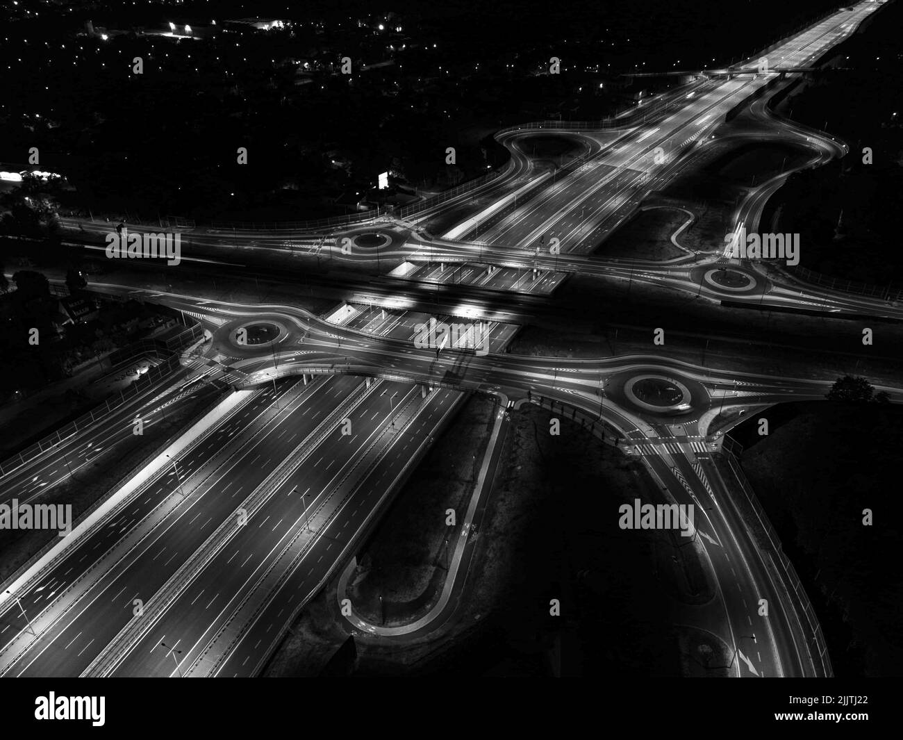 Eine schwarz-weiße Autobahnkreuzung in Warschau, Polen Stockfoto