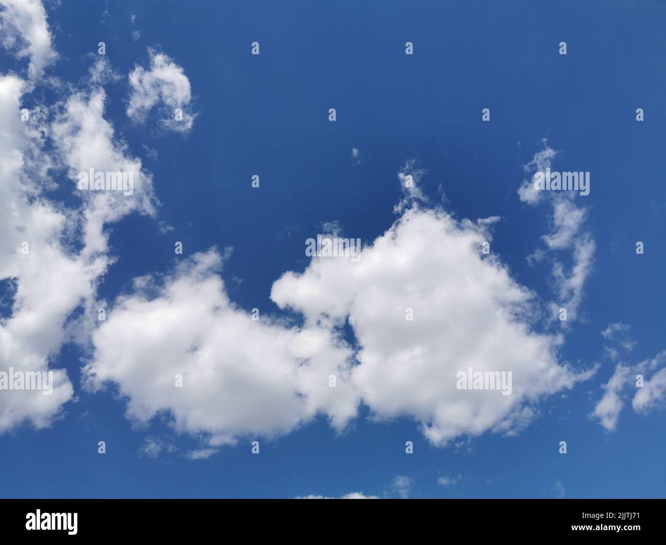 Ein Blick auf weiße geschwollene Wolken am blauen Himmel Stockfoto