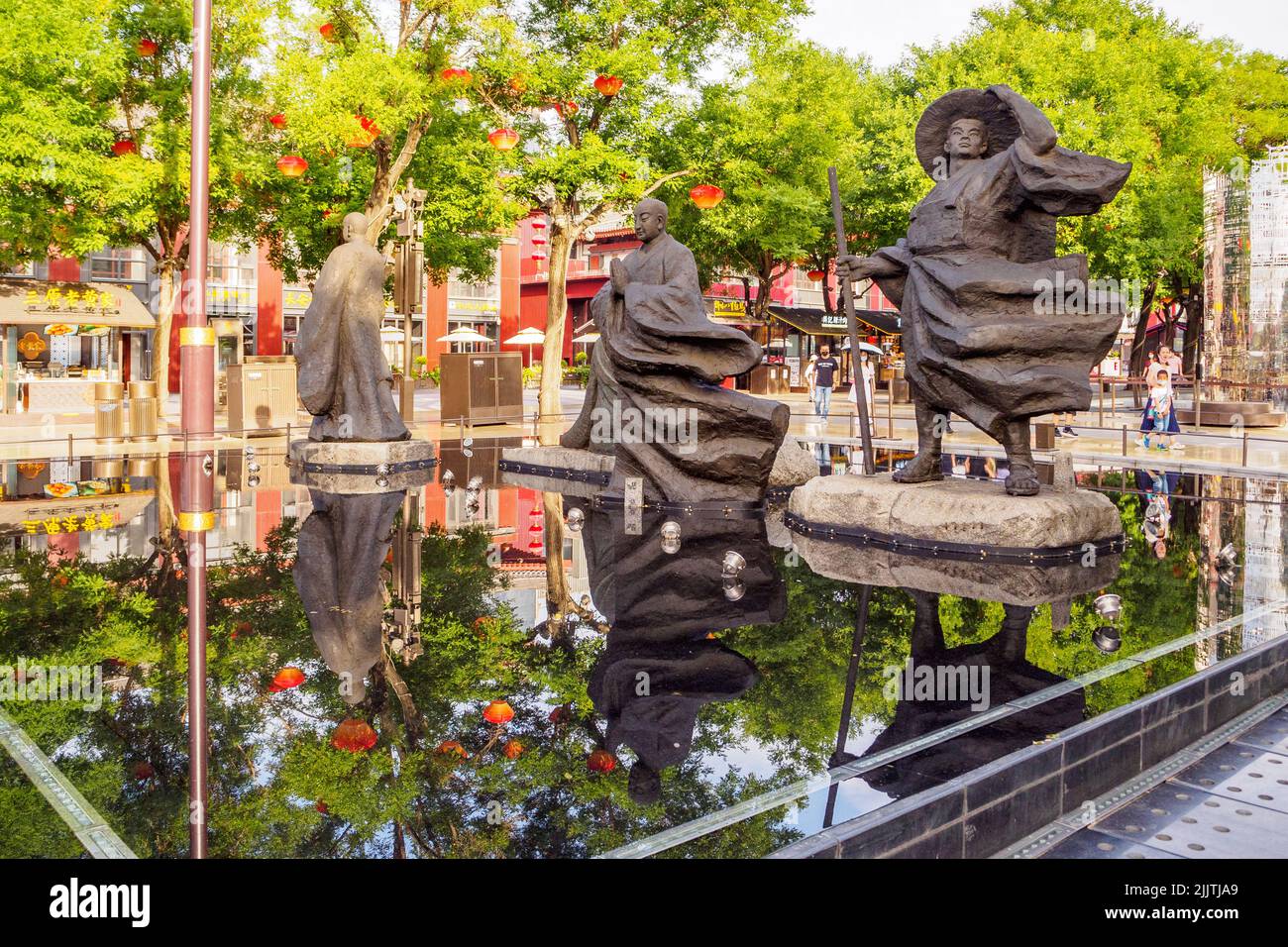 XI'an, China - 5. Juni 2022: Metallische Skulpturen schmücken einen Stadtplatz im Stadtzentrum. Die Gegend ist eine berühmte Touristenattraktion Stockfoto