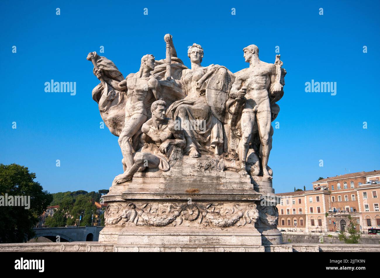 'Politischer Triumph' (Proklamation des Vereinigten Italiens 1861), allegorische Statue von Giovanni Nicolini in der Brücke Vittorio Emanuele II, Rom, Italien Stockfoto