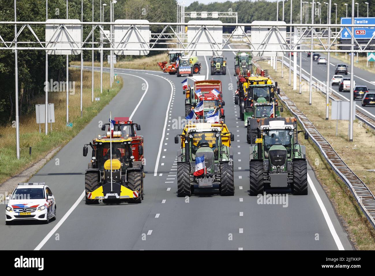 AZELO - Netherlands, 2022-07-28 11:13:57 AZELO - Traktoren fahren langsam  auf der Autobahn an der Azelo Kreuzung. Aufgrund der langsam fahrenden  landwirtschaftlichen Fahrzeuge kommt es zu Verzögerungen. In den letzten  Tagen haben