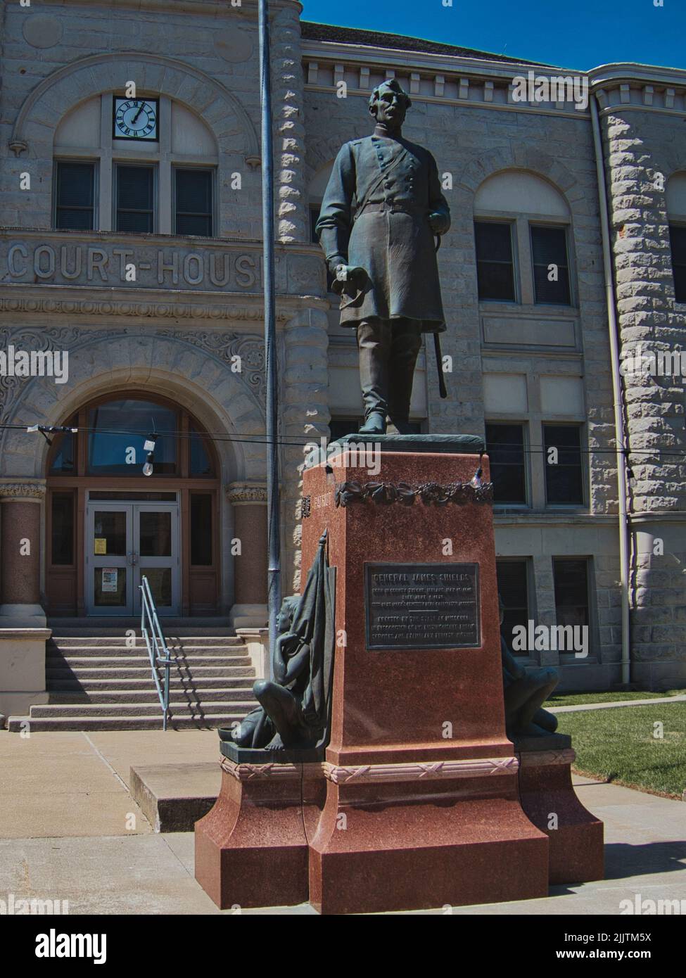 Carroll County Missouri Courthouse in Carrollton MO - General James Shields Statue Stockfoto