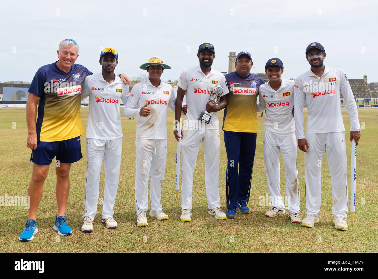 Galle, Sri Lanka. 28.. Juli 2022. Die Sri-lankischen Spinnerinnen Laksitha Manasinghe, Jeffrey Vandersay, Prabath Jayasuriya (C), Dunith Wellalage (2R), Ramesh Mendis (R) posiert mit Spin-Bowling-Trainer Piyal Wijetunge (3R) und Cheftrainer Chris Silverwood (L), nachdem Sri Lanka am 28.. Juli 2022 im Galle International Cricket Stadium in Galle das Test-Cricket-Spiel 2. zwischen Sri Lanka und Pakistan gewonnen hatte. Viraj Kothalwala/Alamy Live News Stockfoto