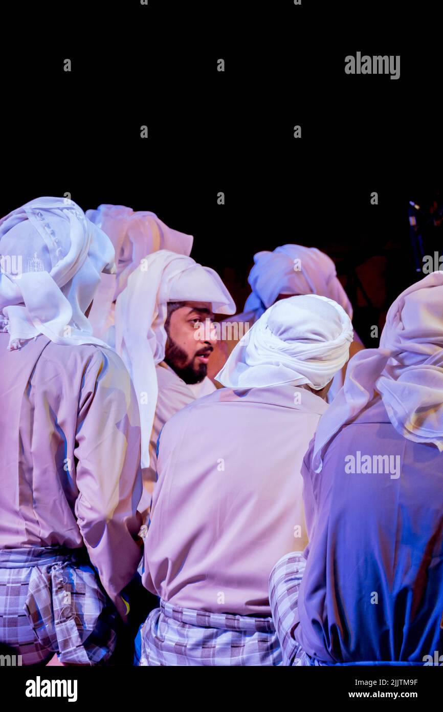 Eine vertikale Aufnahme der Darsteller während des Katara Traditional Dhow Festivals in Doha, Katar Stockfoto
