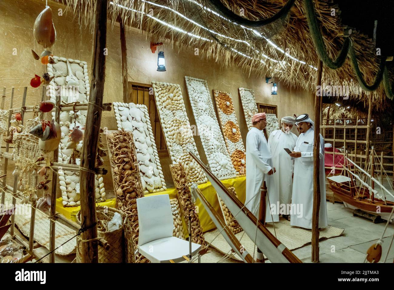 Omanische Händler während des Katara Traditional Dhow Festivals in Doha, Katar Stockfoto