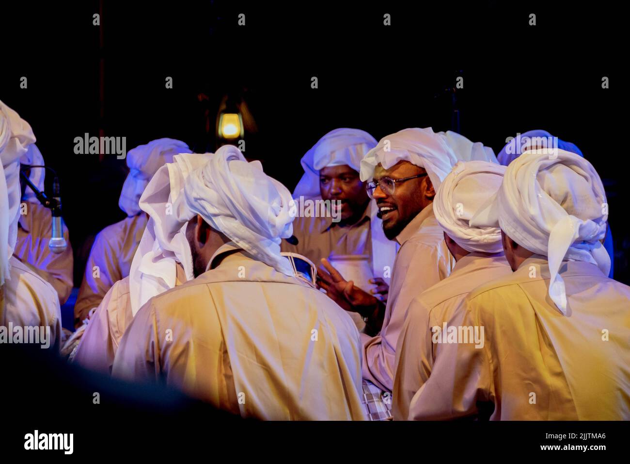 Eine Gruppe männlicher Darsteller in traditioneller weißer Kleidung während des Katara Traditional Dhow Festivals in Doha, Katar Stockfoto