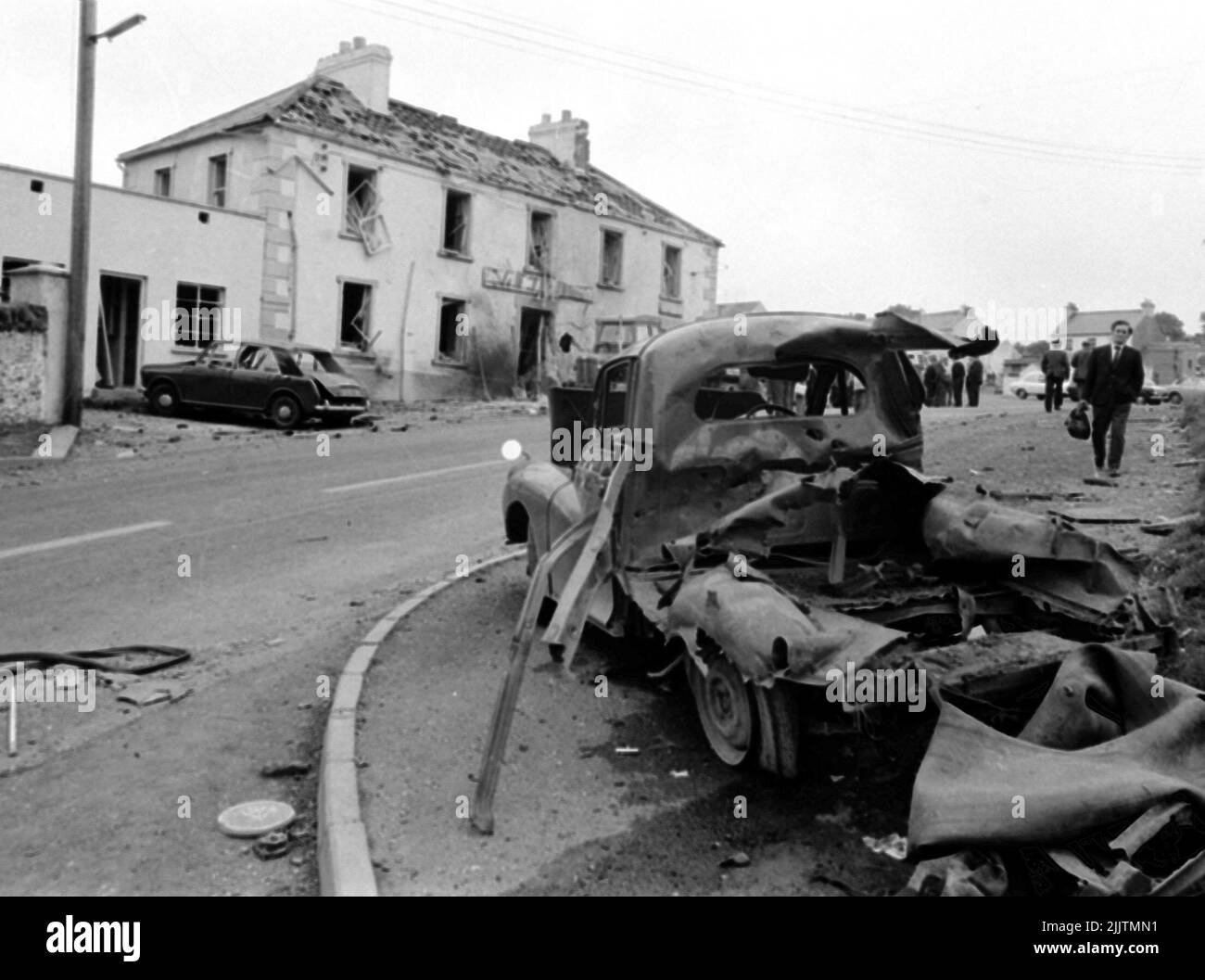 Aktenfoto vom 31/07/72 der Szene außerhalb der Beavpont Arms, im Dorf Claudy im Co Londonderry am 31. Juli 1972, nachdem drei Autobomben explodierten und neun Menschen getötet hatten. Anne Bradley, deren Mann vor 50 Jahren bei den Bombenangriffen auf Claudy getötet wurde, hat darauf gedrängt, dass Nordirland nie wieder in seine bewegte Vergangenheit zurückkehrt. Ausgabedatum: Donnerstag, 28. Juli 2022. Stockfoto