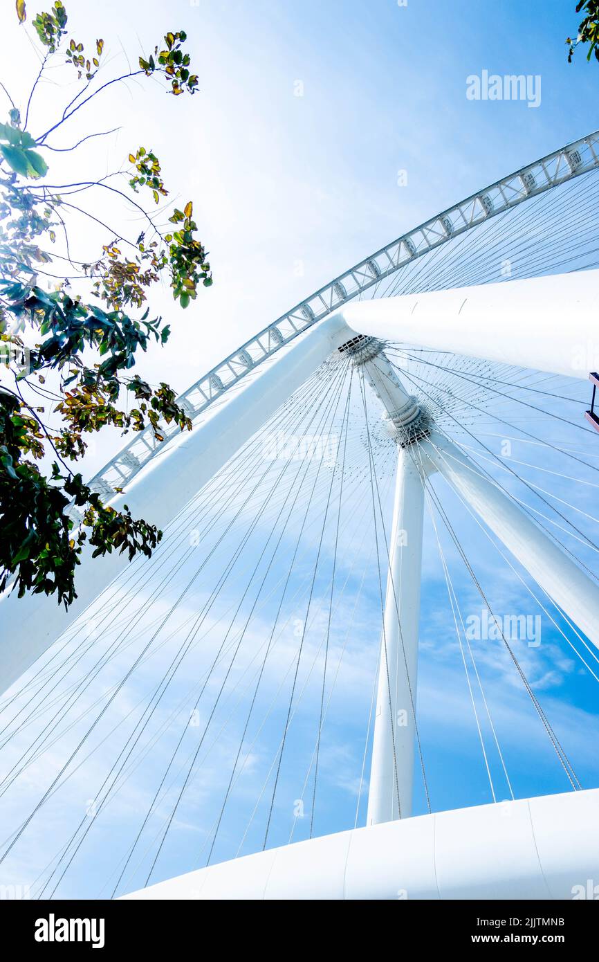 Eine vertikale Low-Angle-Aufnahme des Ain Dubai Riesenrads gegen einen blauen Himmel in Bluewaters Island, Dubai, Vereinigte Arabische Emirate Stockfoto
