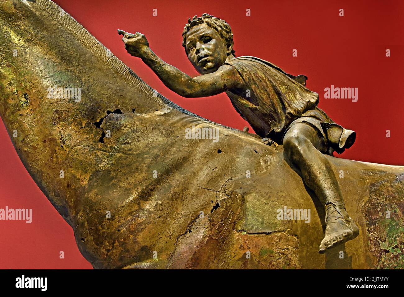 Der Jockey der Artemision große hellenistische Bronzestatue, ein Junge, der auf einem Pferd reitet, datiert auf etwa 150–140 v. Chr., Bronzestatue aus dem antiken Griechenland, griechische Skulptur eines Rennpferdes, vor der Zerstörung gerettet, als es in der Antike bei einem Schiffbruch verloren ging, entdeckt im zwanzigsten Jahrhundert, den Göttern gewidmet. Nationales Archäologisches Museum in Athen. Stockfoto