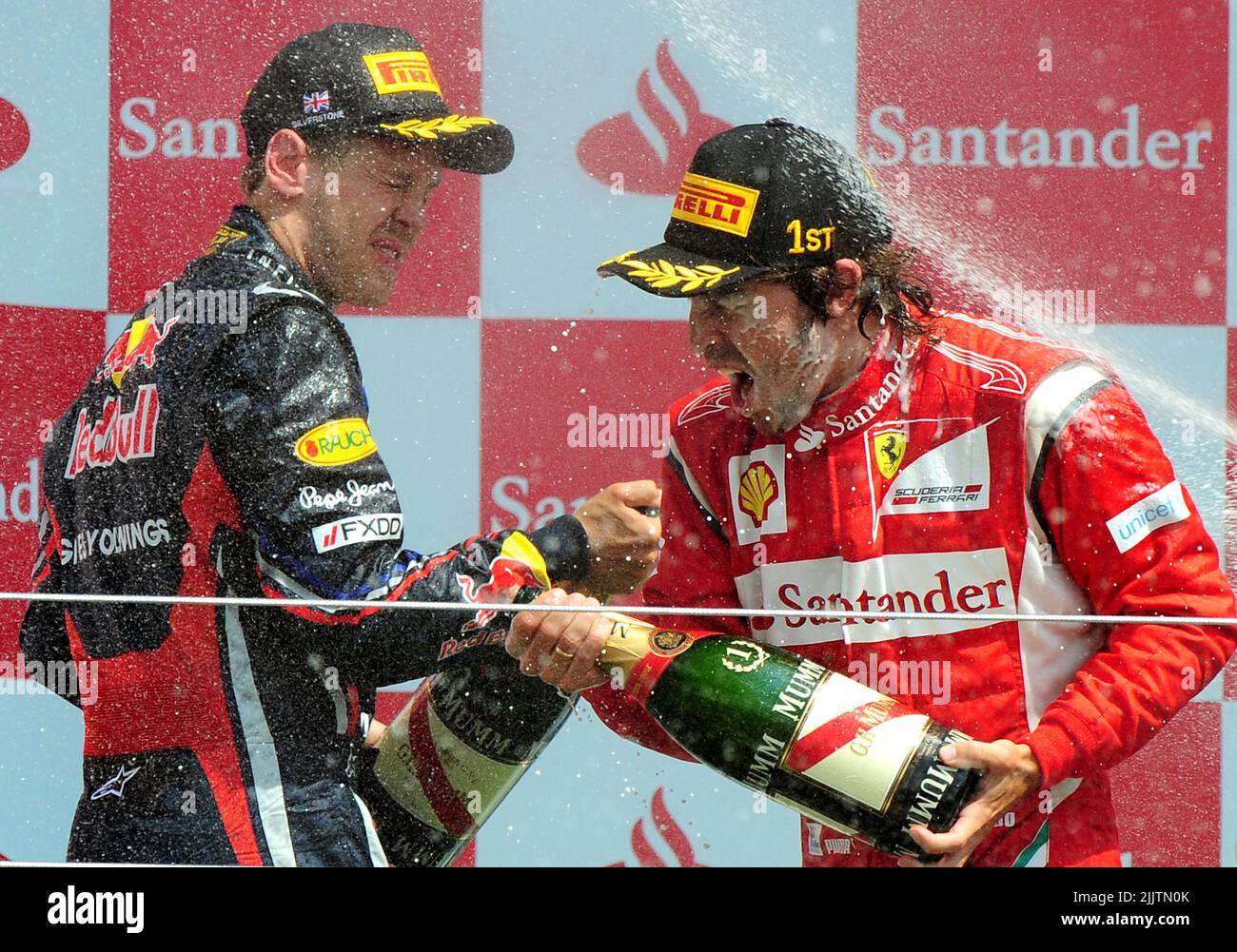 Datei-Foto vom 10-07-2011 von Ferrari Fernando Alonso auf dem Podium mit Red Bull's Sebastian Vettel nach dem Grand Prix von Großbritannien. Der vierfache Weltmeister Sebastian Vettel hat angekündigt, dass er am Ende der Saison aus der Formel 1 ausscheiden wird. Ausgabedatum: Donnerstag, 28. Juli 2022. Stockfoto