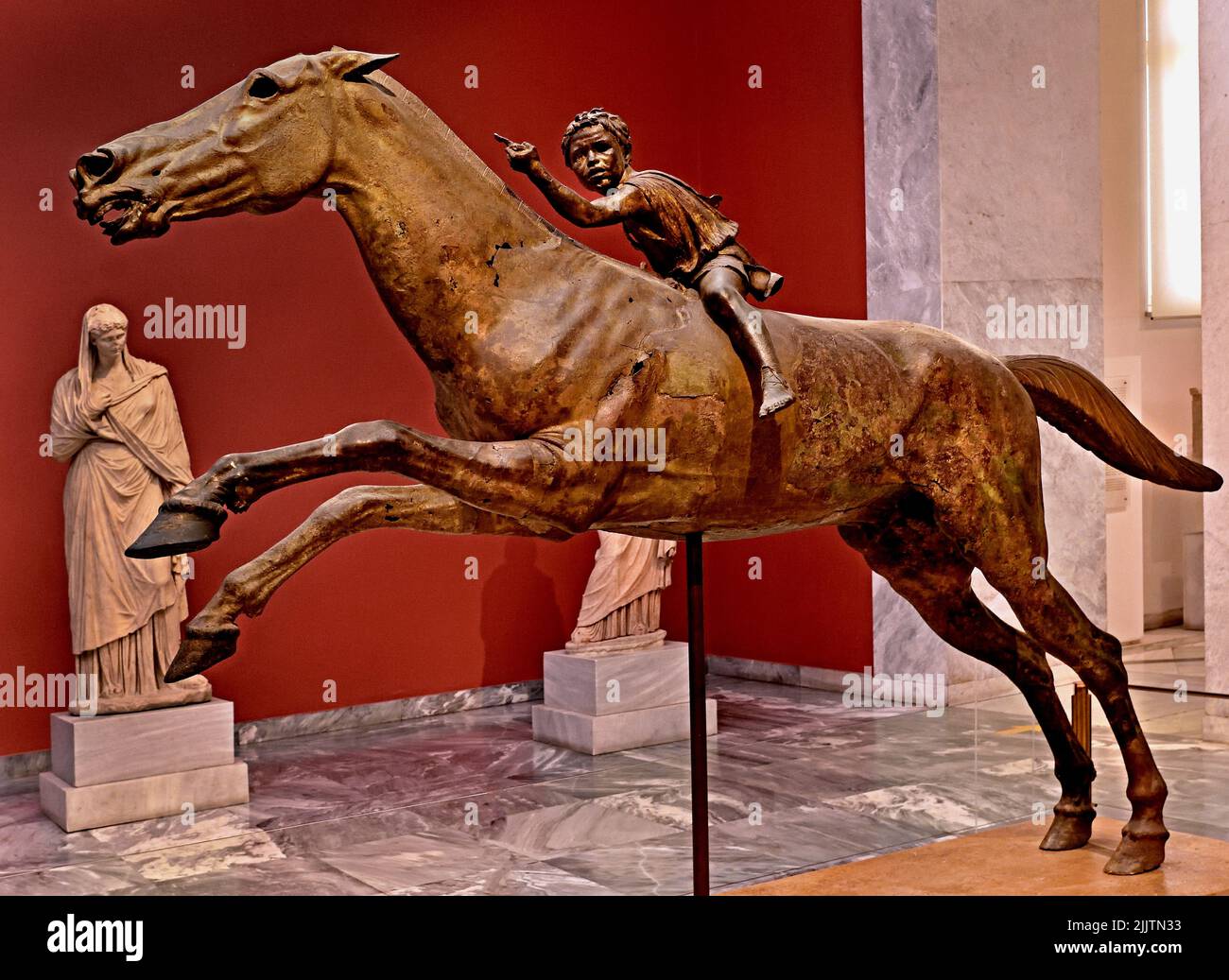 Der Jockey der Artemision große hellenistische Bronzestatue, ein Junge, der auf einem Pferd reitet, datiert auf etwa 150–140 v. Chr., Bronzestatue aus dem antiken Griechenland, griechische Skulptur eines Rennpferdes, vor der Zerstörung gerettet, als es in der Antike bei einem Schiffbruch verloren ging, entdeckt im zwanzigsten Jahrhundert, den Göttern gewidmet. Nationales Archäologisches Museum in Athen. Stockfoto