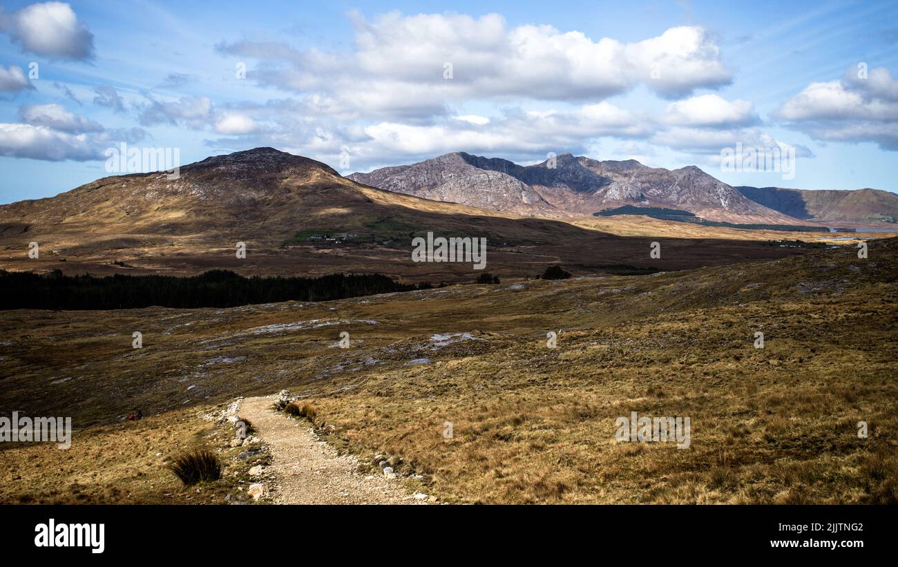 Eine schöne Landschaft von felsiger Wildnis auf Hügeln am Morgen Stockfoto