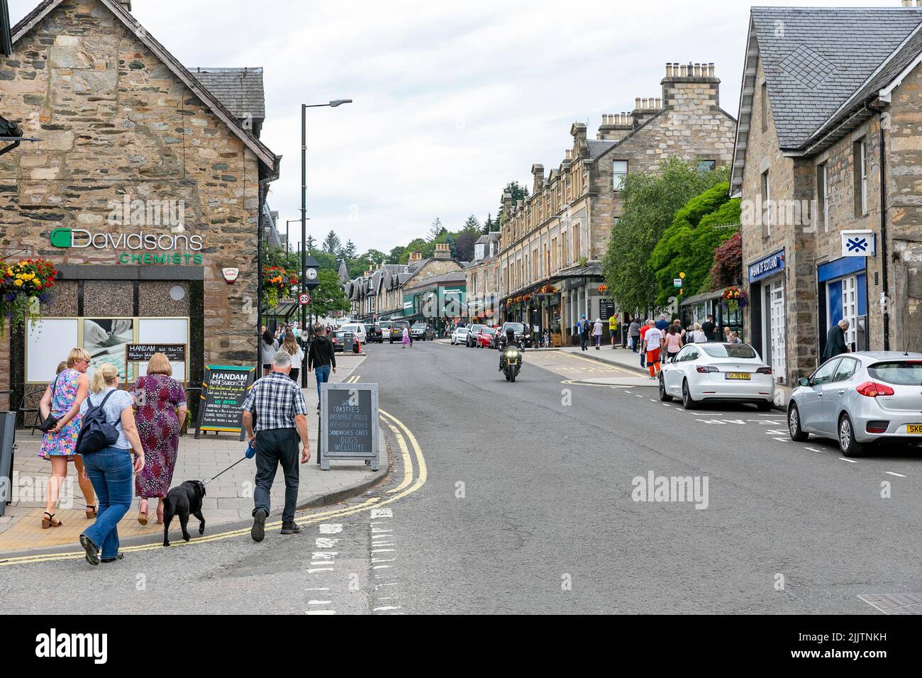 Pitlochry Street Scene und High Street Shops, Perthshire, Schottland, UK im Sommer 2022 Stockfoto