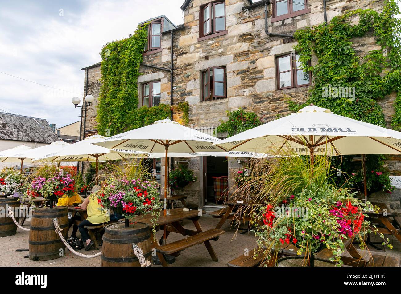 Old Mill Restaurant und Bar Pub in Pitlochry, Schottland, Großbritannien, Sommer 2022 Stockfoto