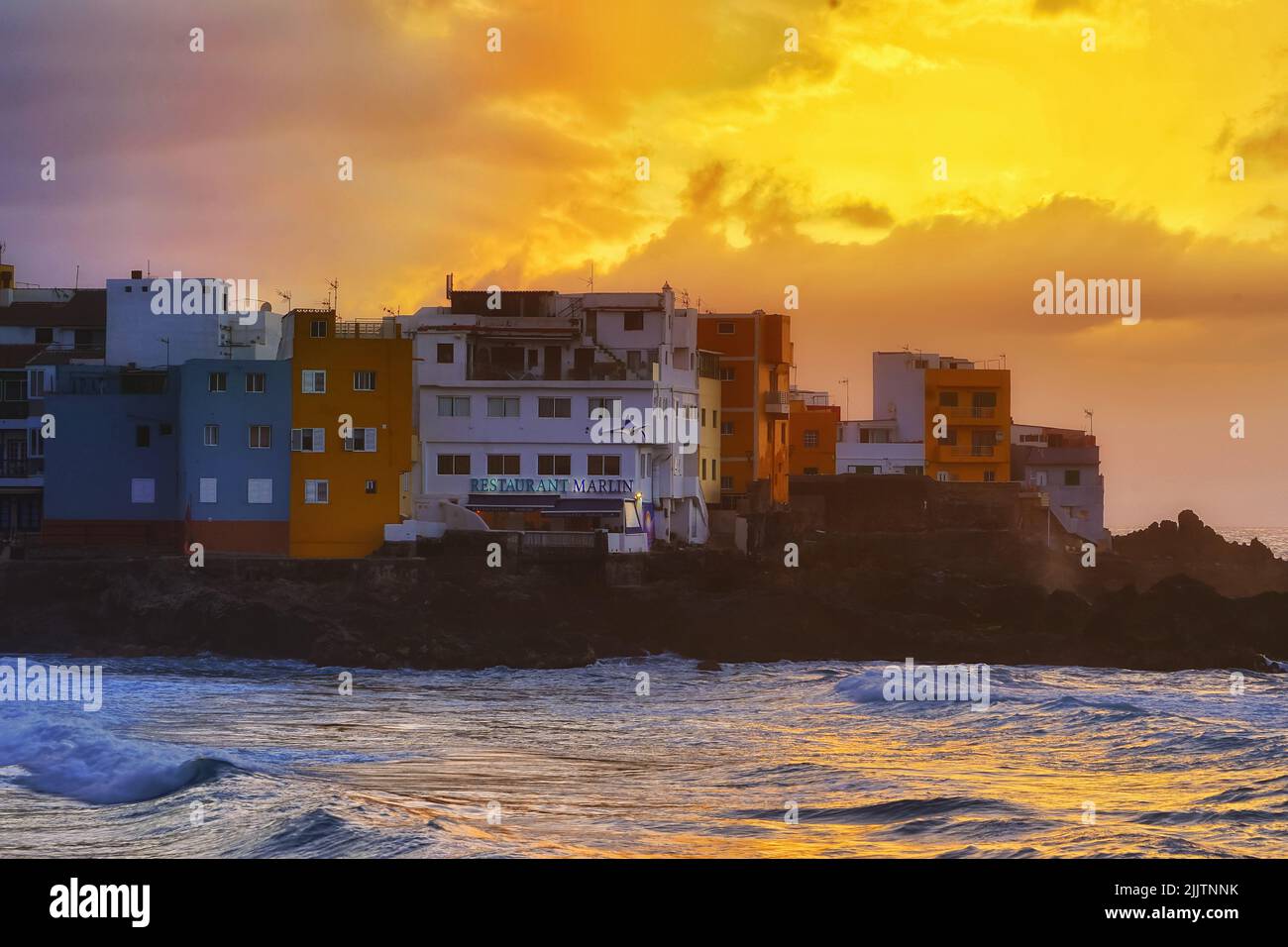 Die Landschaft von Sonnenuntergang Meer Stadt in orange Farben Stockfoto