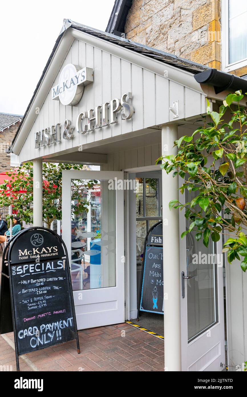 Fish and Chips Café-Restaurant in Pitlochry, Schottland, Großbritannien, mit Tafelkarte außerhalb des Shops Stockfoto