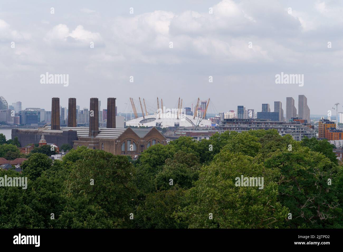 London, Greater London, England, 20 2022. Juli: O2 Arena früher der Millennium Dome mit naheliegenden Schornsteinstapeln in North Greenwich. Stockfoto