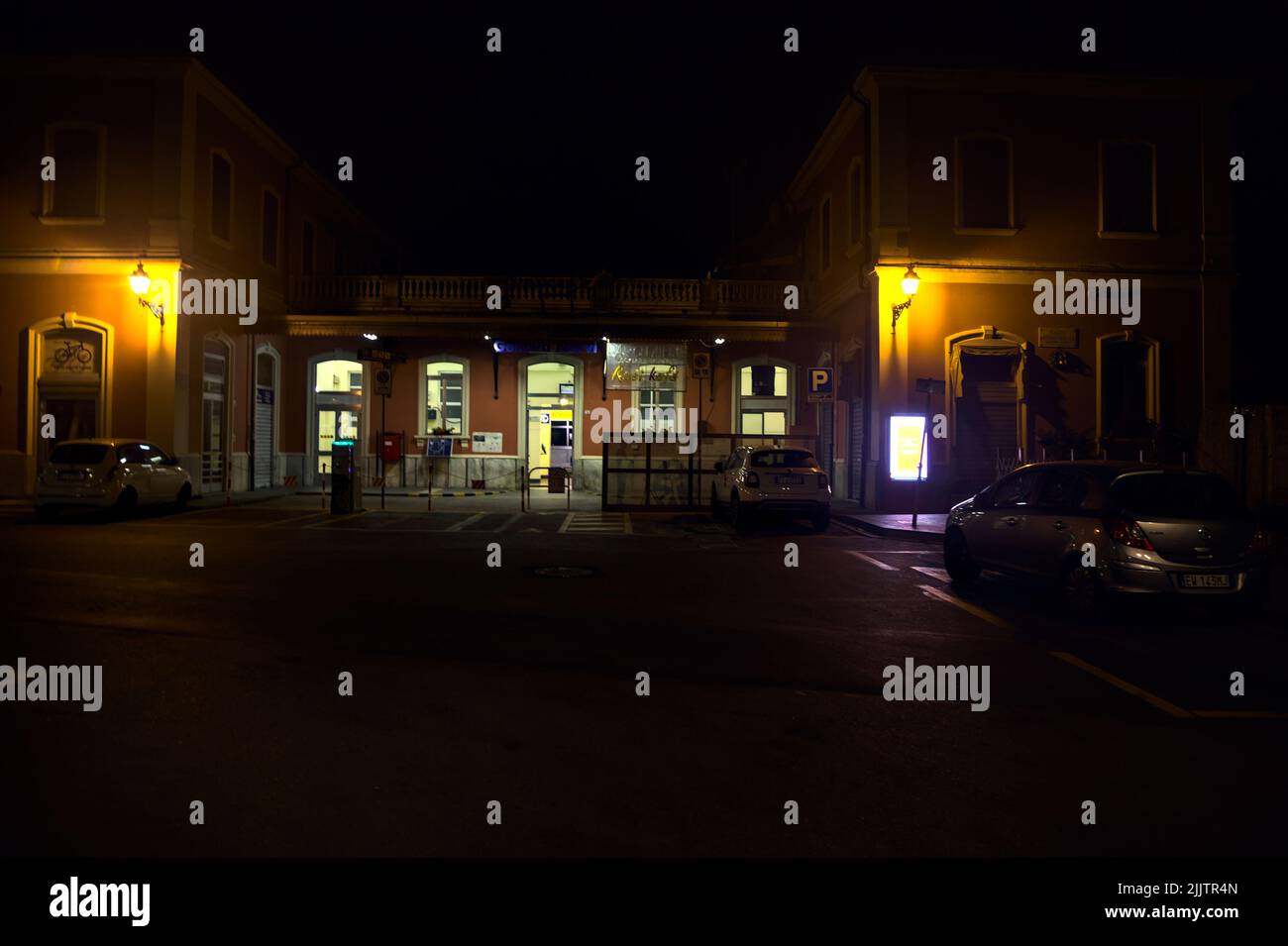 Fassade des Genova Nervi Bahnhofs in der Nacht Stockfoto