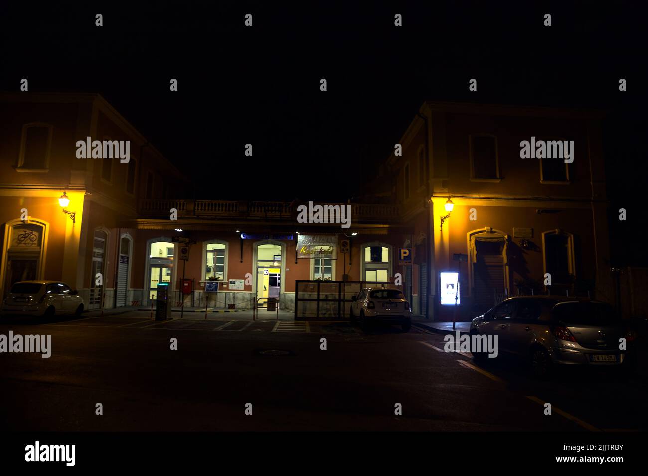 Fassade des Genova Nervi Bahnhofs in der Nacht Stockfoto