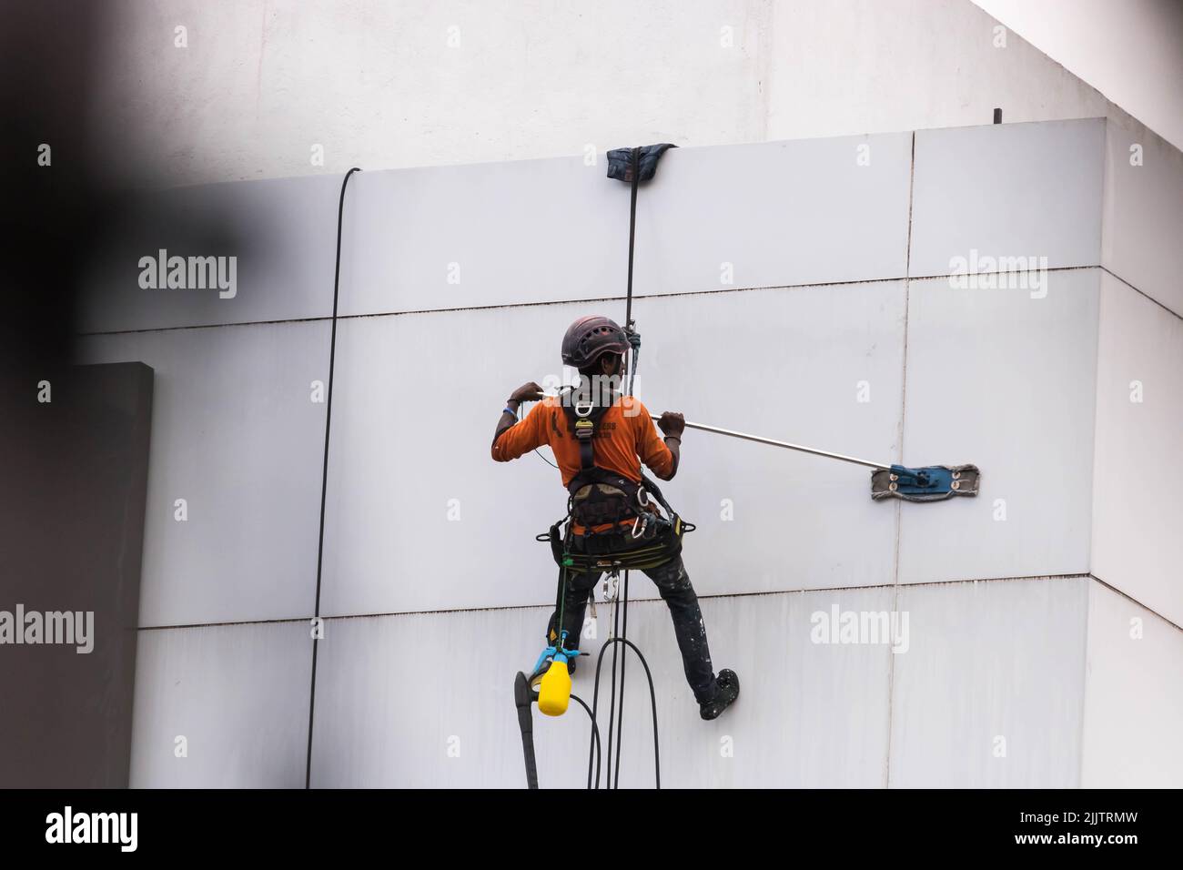 Männer reinigen ein Hochhaus Stockfoto