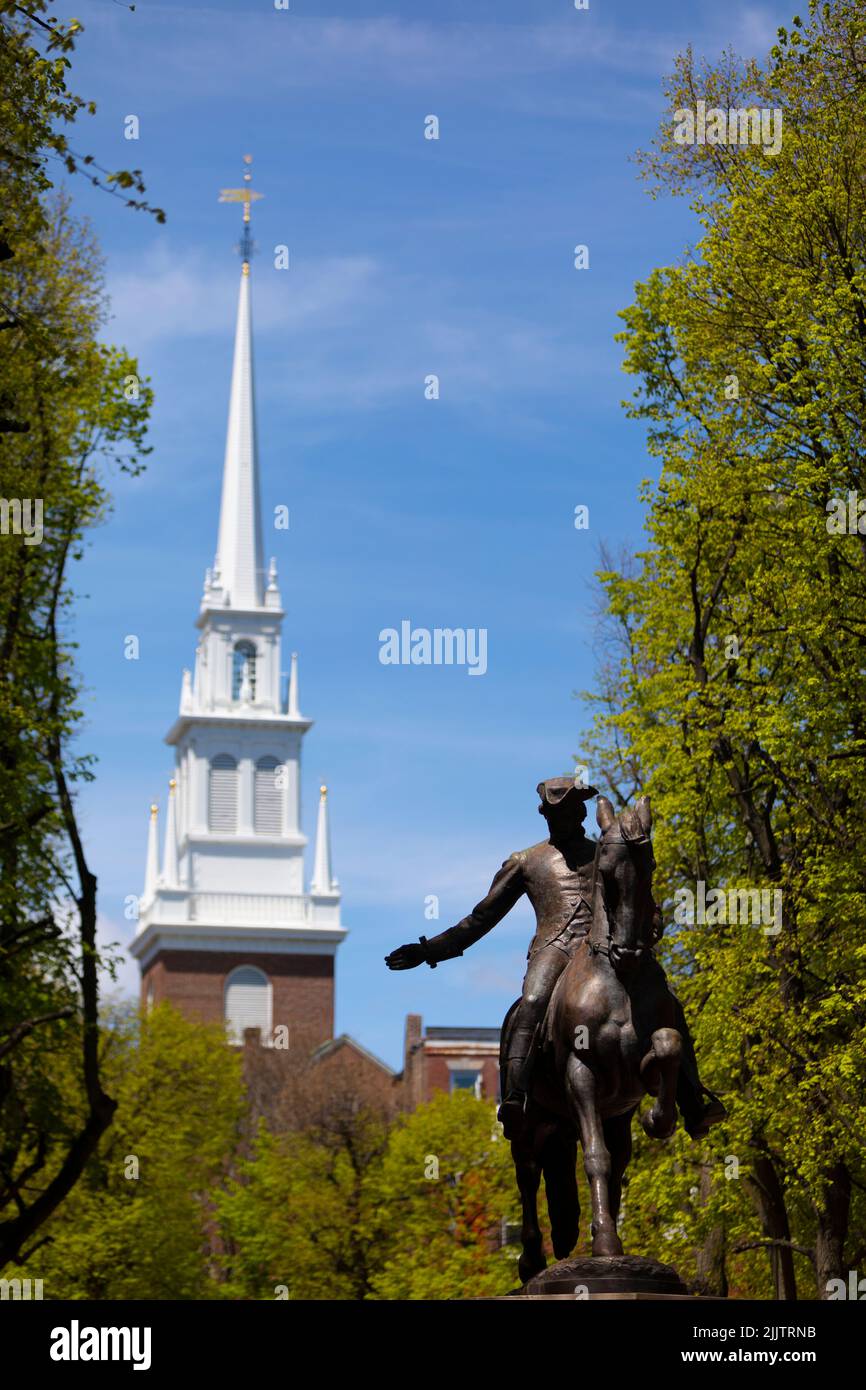 Reiterstatue von Paul Revere mit Old North Church im Hintergrund. Boston, Massachusetts, Vereinigte Staaten von Amerika. Stockfoto