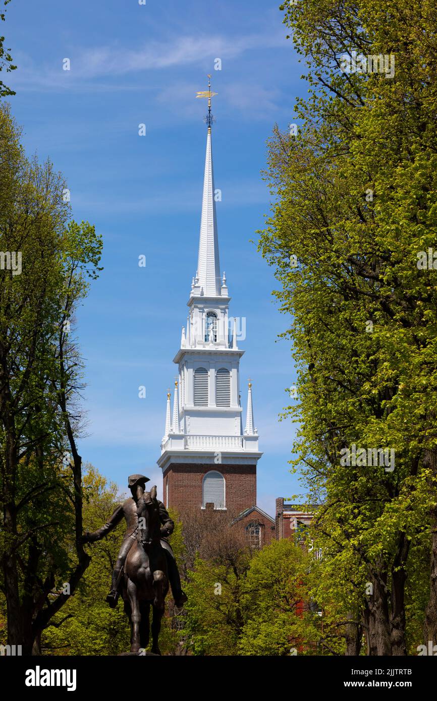 Reiterstatue von Paul Revere mit Old North Church im Hintergrund. Boston, Massachusetts, Vereinigte Staaten von Amerika. Stockfoto