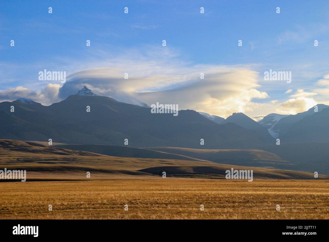 Eine schöne Aussicht auf Grasland unter dem Berg Shishapangma Stockfoto