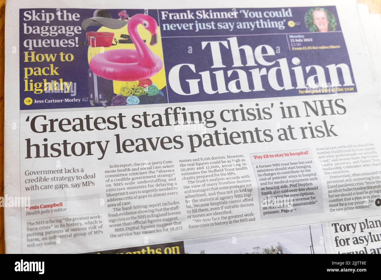 Die „größte Personalkrise“ in der Geschichte des Gesundheitsdienstes lässt Patienten in Gefahr“, Schlagzeile der Zeitung Guardian, Zeitungsstand auf der Titelseite, 25. Juli 2022 in London, England, Großbritannien Stockfoto