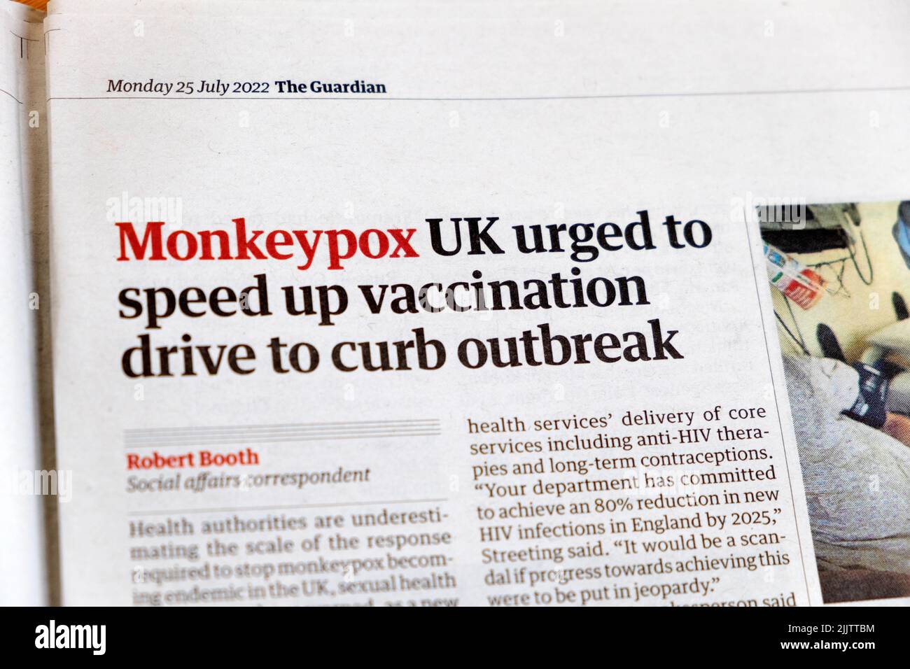 „Monkeypox UK wird aufgefordert, die Impfmaßnahmen zu beschleunigen, um den Ausbruch zu begrenzen“, titelt die Zeitung Guardian den Gesundheitsartikel 25. Juli 2022 London UK Stockfoto