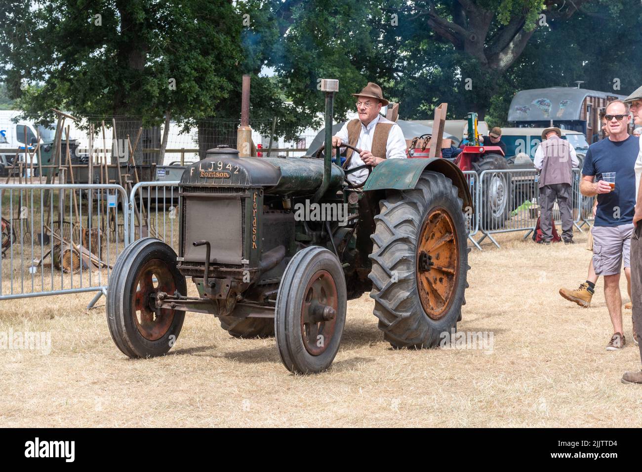 New Forest und Hampshire County Show im Juli 2022, England, Großbritannien. Mann, der einen alten Fordson-Traktor fährt. Stockfoto