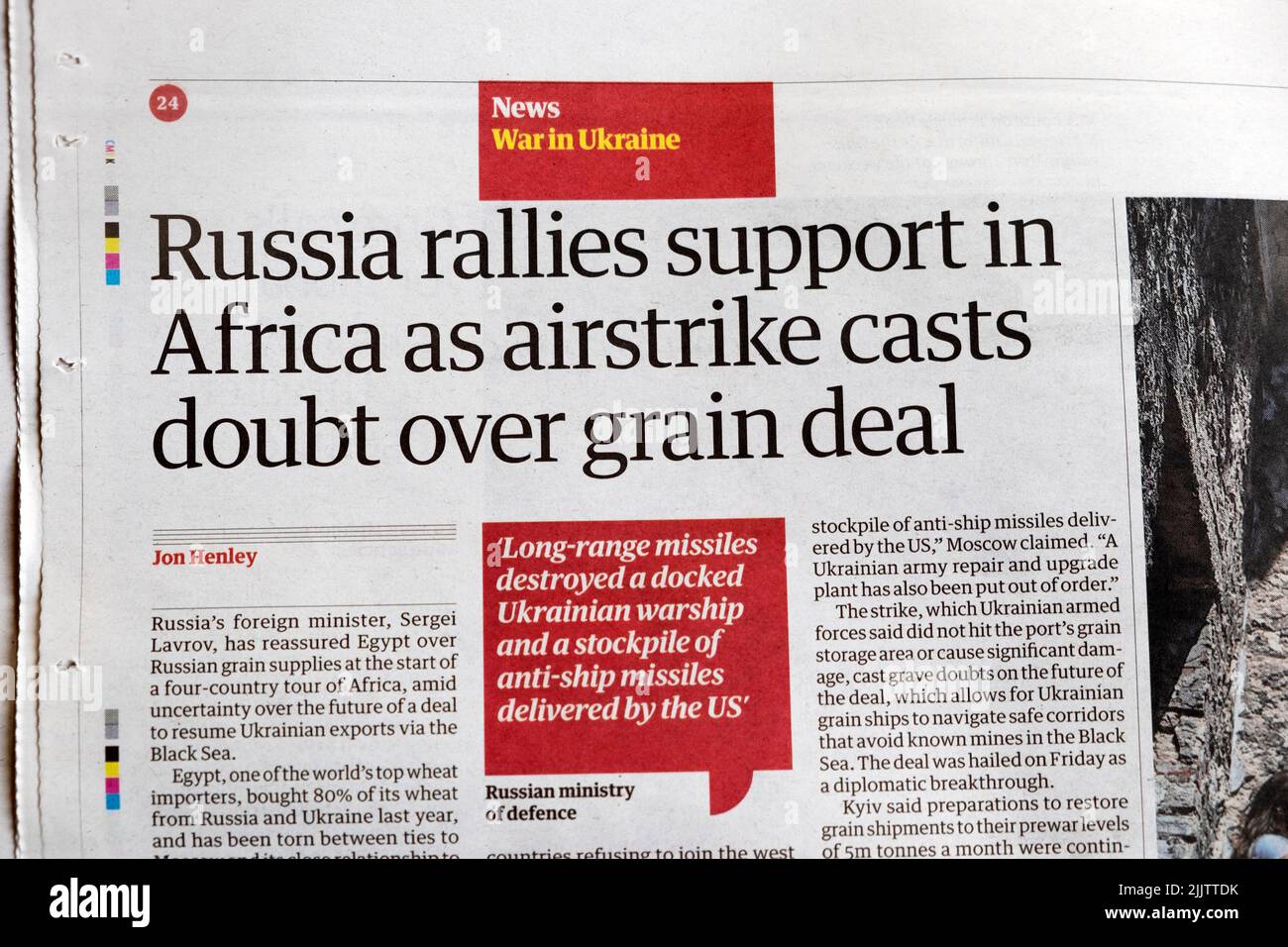 „Russland unterstützt in Afrika, da Luftangriff Zweifel an Getreideabkommen wirft“ Krieg in der Zeitung Ukraine Guardian Schlagzeilen-News-Schnitt 25. Juli 2022 Großbritannien Stockfoto