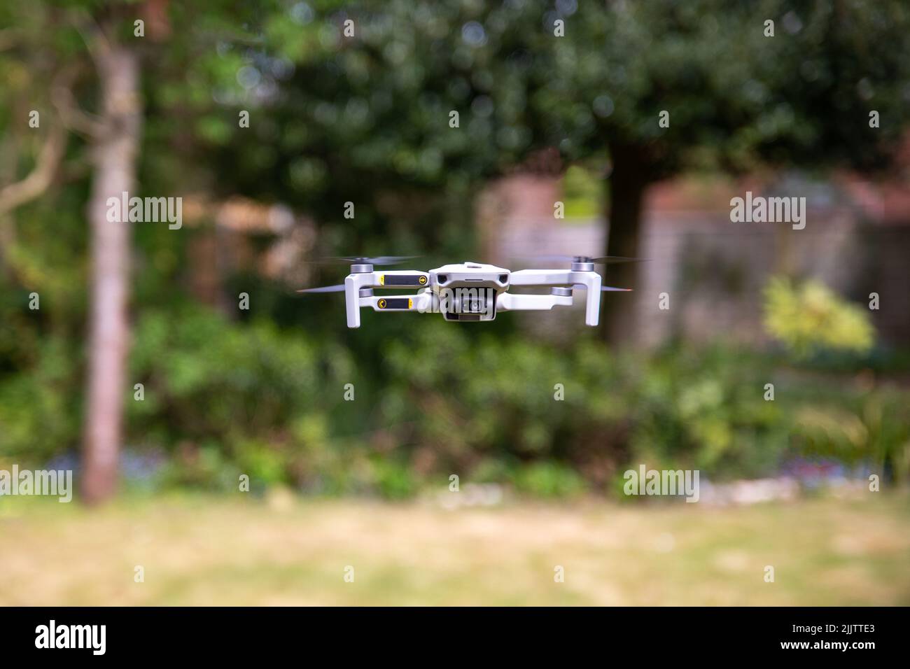 Die Nahaufnahme einer leichten Drohne, die in der Luft schwebt Stockfoto
