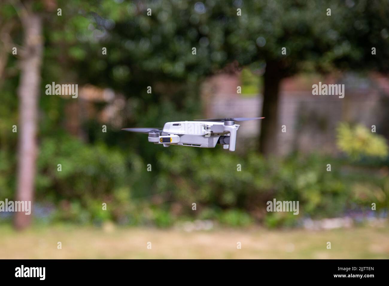 Die Nahaufnahme einer leichten Drohne, die in der Luft schwebt Stockfoto