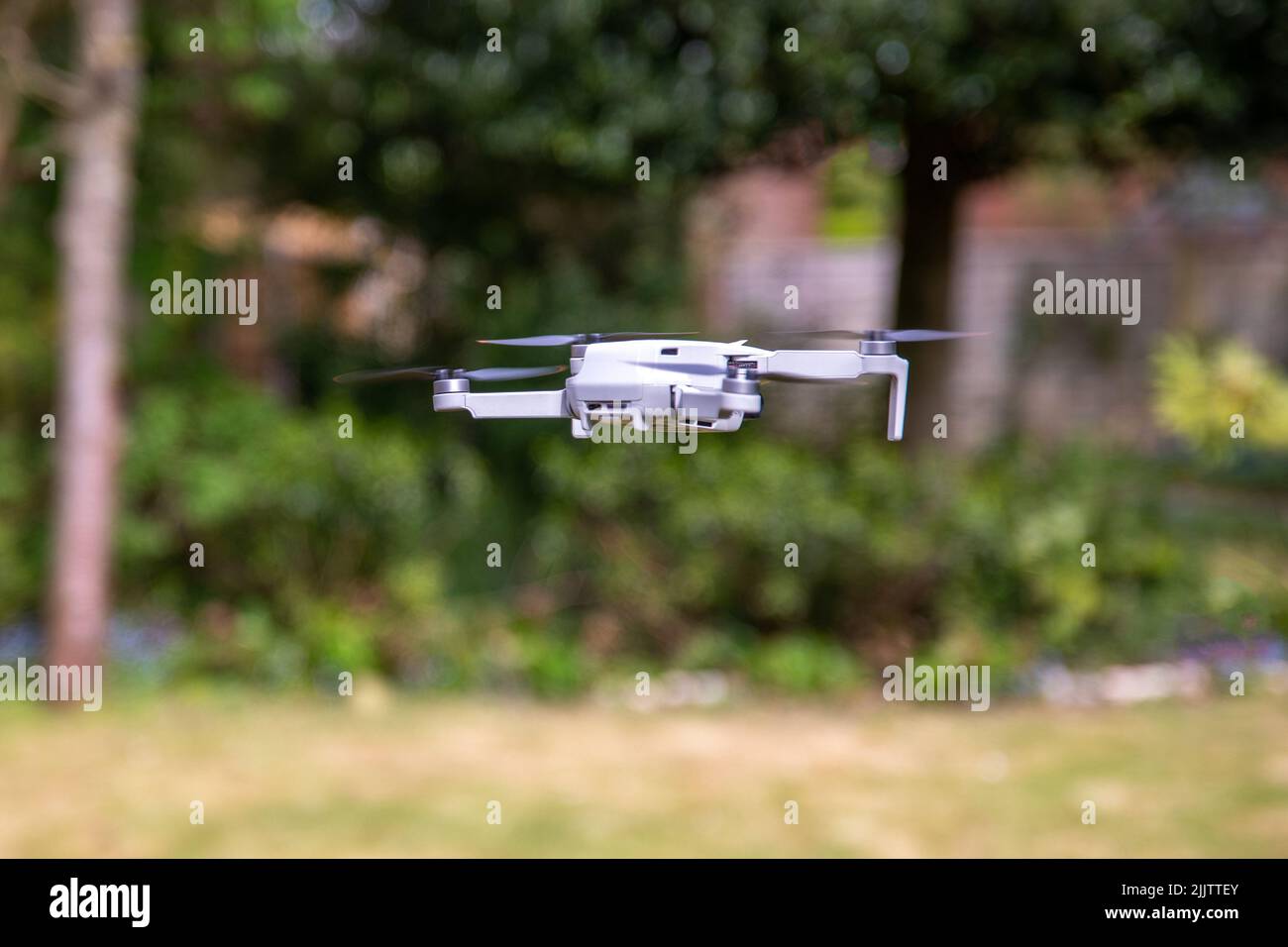 Die Nahaufnahme einer leichten Drohne, die in der Luft schwebt Stockfoto