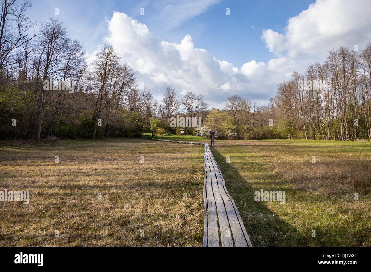 Eine schöne Aussicht auf eine Promenade in einem Feld in Szoce, Ungarn Stockfoto