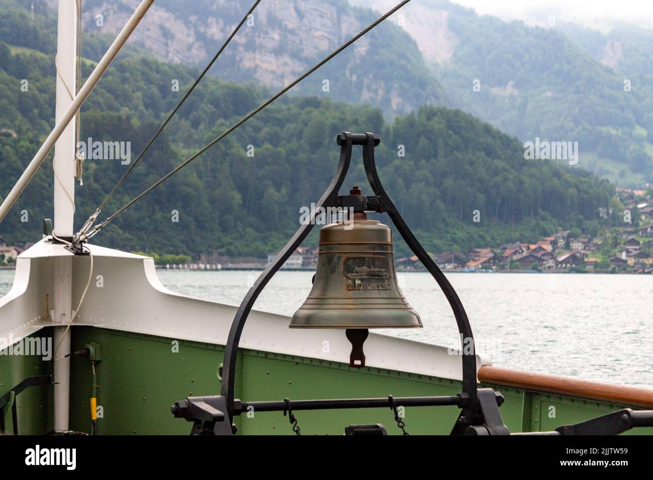 Nahaufnahme der Glocke auf einem Boot vor dem Hintergrund des Brienzersees. Interlaken, Schweiz. Stockfoto