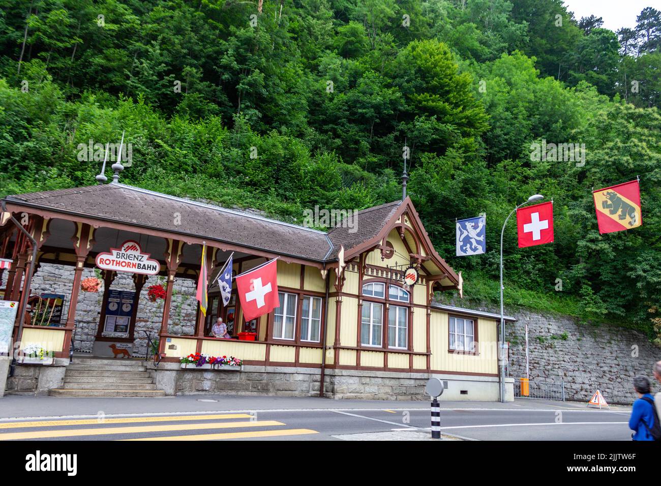 Ein typisches Häuschen mit schweizer Flaggen in Interlaken, Schweiz. Stockfoto