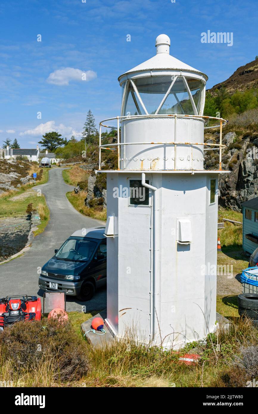 Der alte Sandaig Islands Lighthouse am Glenelg Fähranleger, wo die Fähre zur Isle of Skye, Highland Region, Schottland, Großbritannien, fährt. Jetzt ein Geschäft. Stockfoto