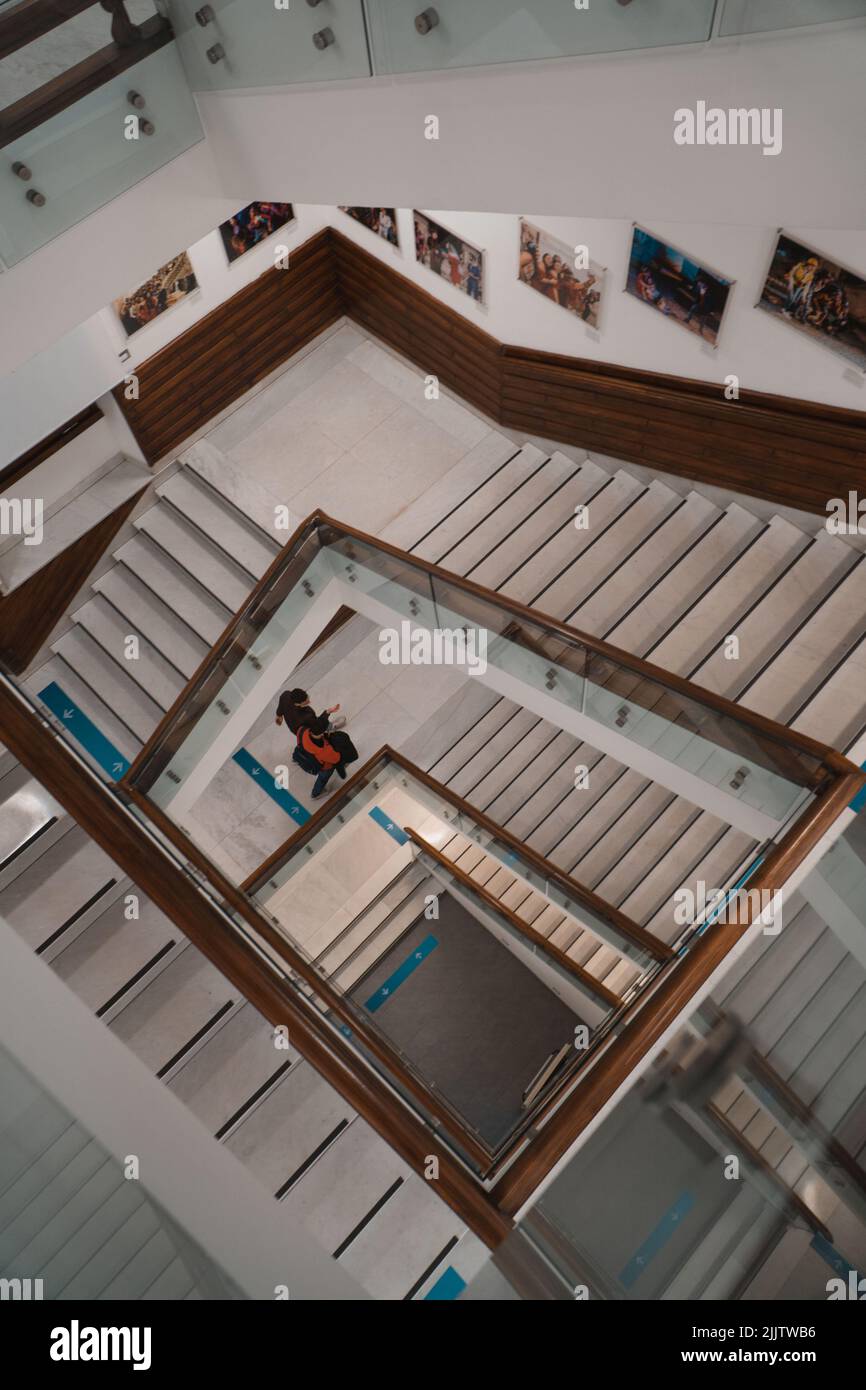 Eine Draufsicht auf zwei Studenten, die die Universitätstreppe hinauf gehen Stockfoto