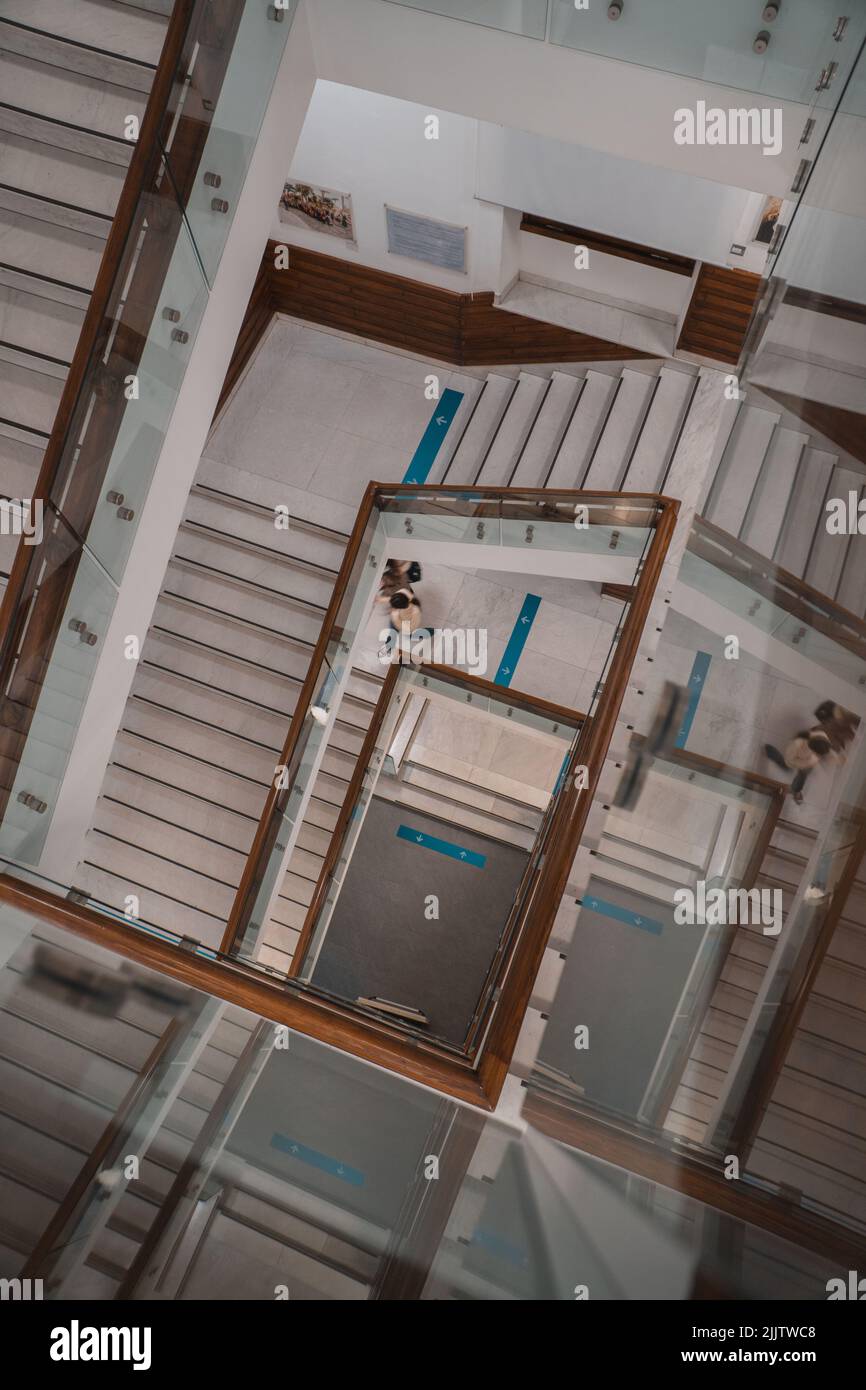 Eine Draufsicht auf zwei Studenten, die die Universitätstreppe hinuntergehen Stockfoto