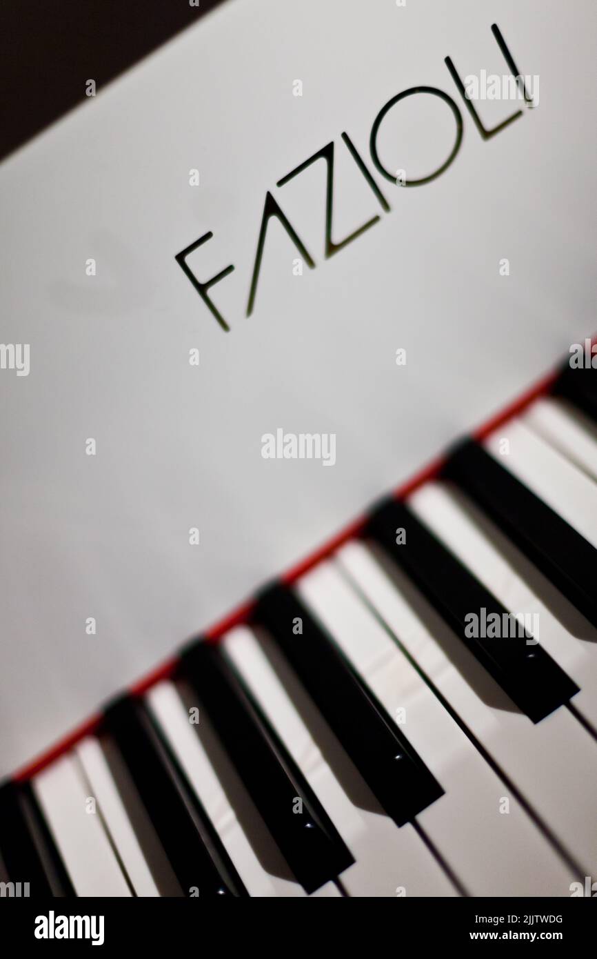 Ein weißes Fazioli-Klavier mit einer verschwommenen roten Linie Stockfoto