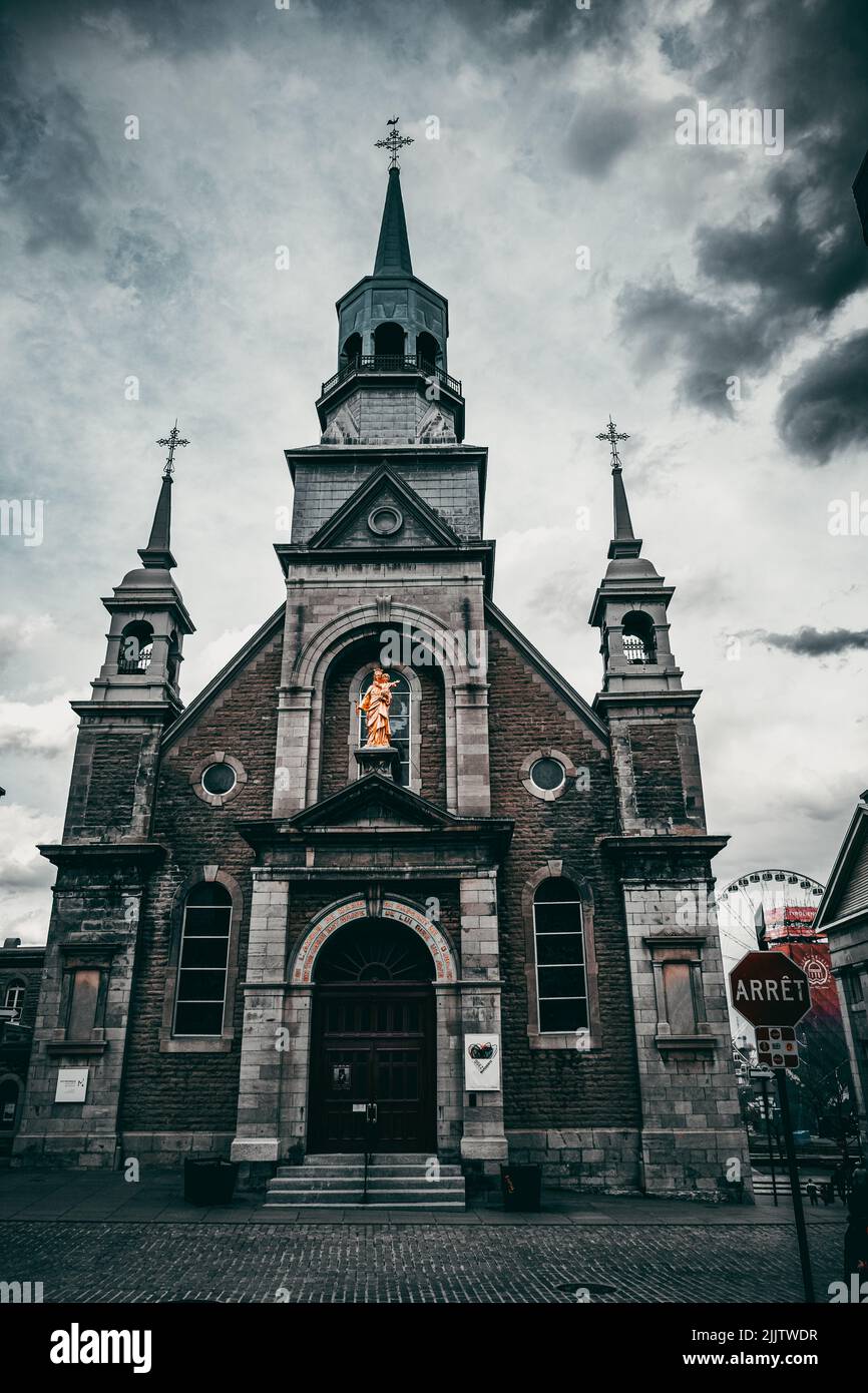 Eine vertikale Aufnahme einer alten Kirche in der Provinz Quebec in Montreal, Kanada Stockfoto