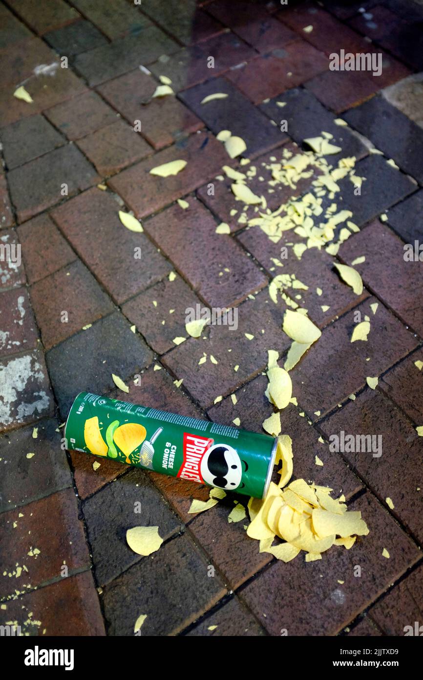 Snack, Snacks, Chips, Wurf, Pringles, Straße, Paket, Box, voll, fallen gelassen, auf, Stockfoto