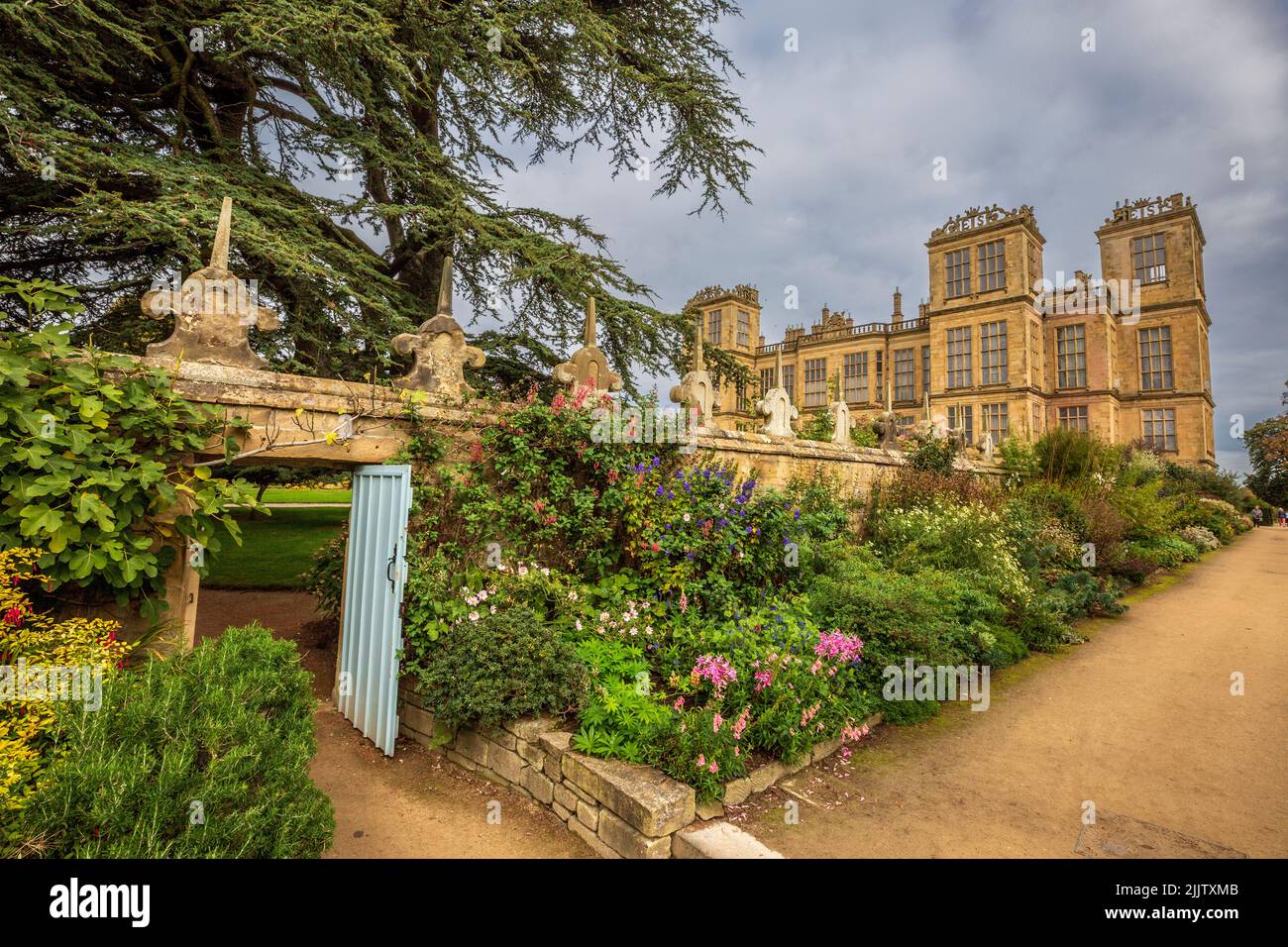 Der Garten grenzt an Hardwick Hall, Derbyshire, England Stockfoto