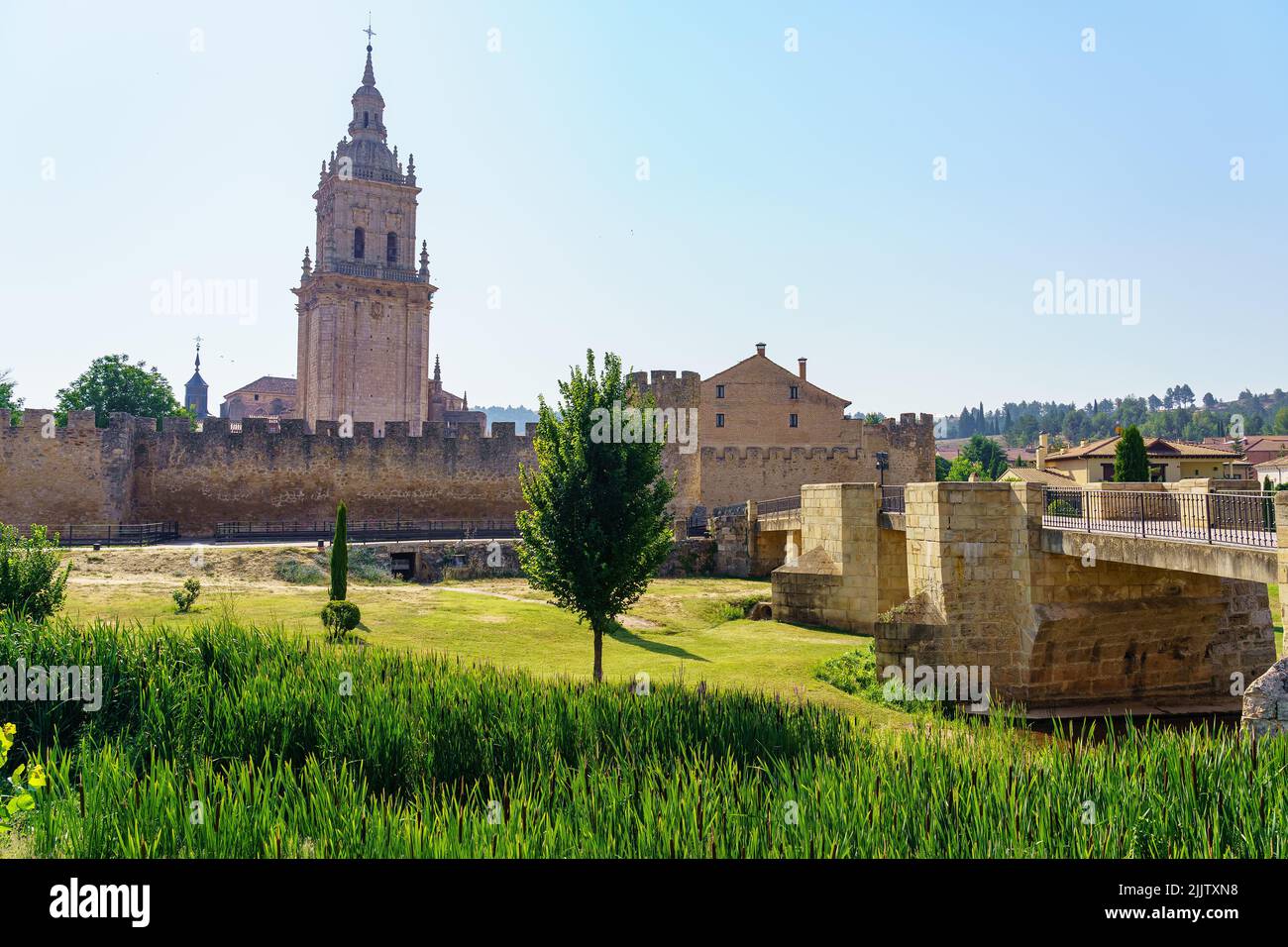 Kathedrale und Mauer der mittelalterlichen Stadt Burgo de Osma in Soria, Spanien Stockfoto