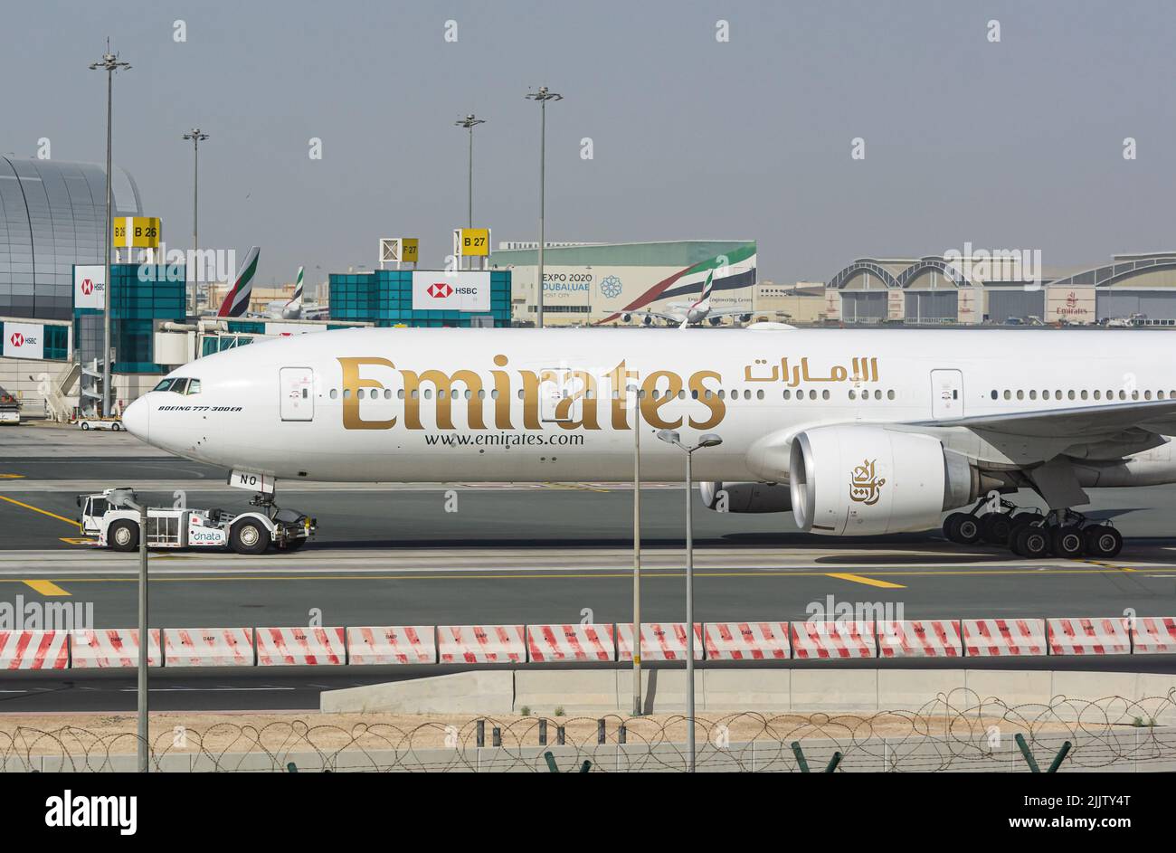 Eine Boeing 777 300 er der Fluggesellschaft Emirate parkt am internationalen Flughafen von Dubai Stockfoto