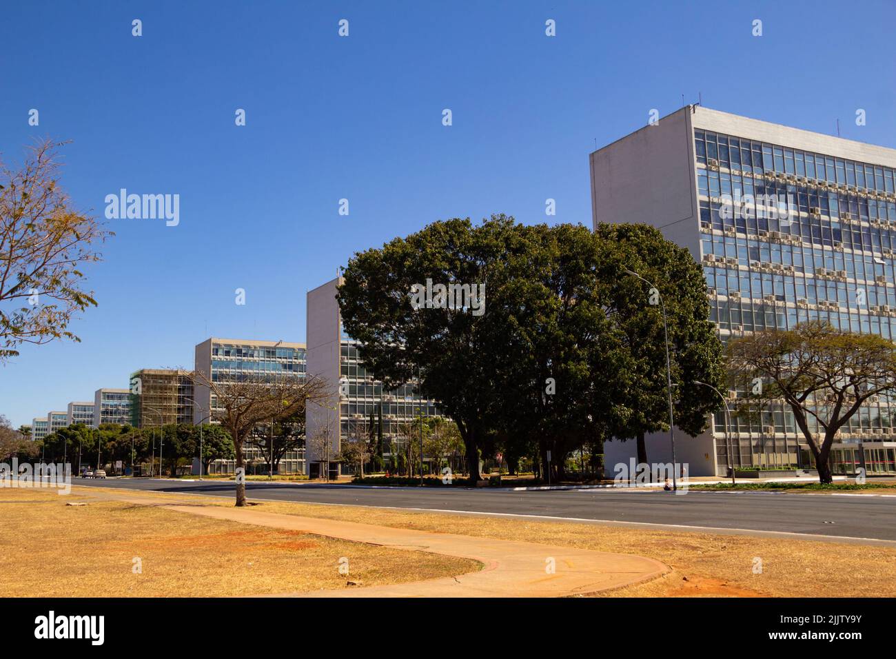 Brasília, Federal District, Brasilien – 23. Juli 2022: Panoramafoto der Esplanade der Ministerien in Brasília. Stadtbild mit Gebäuden bei klarem Tag. Stockfoto