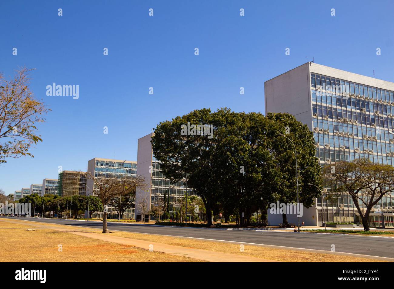 Brasília, Federal District, Brasilien – 23. Juli 2022: Panoramafoto der Esplanade der Ministerien in Brasília. Stadtbild mit Gebäuden bei klarem Tag. Stockfoto